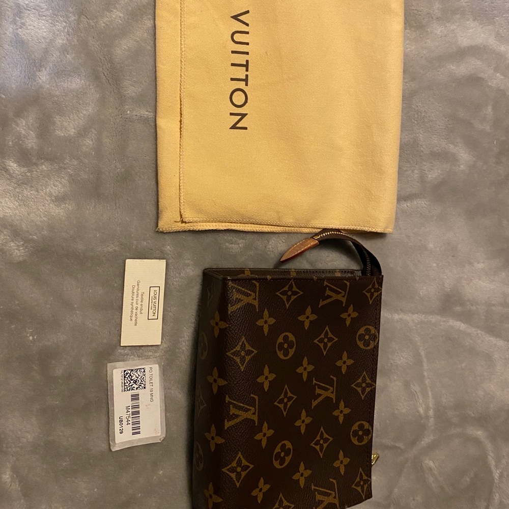 TOILETRY POUCH 19